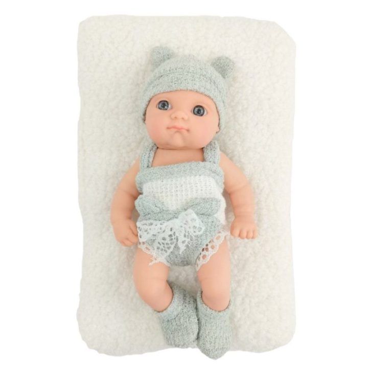 Lėlė su antklode balta ir pilka apranga 18 cm