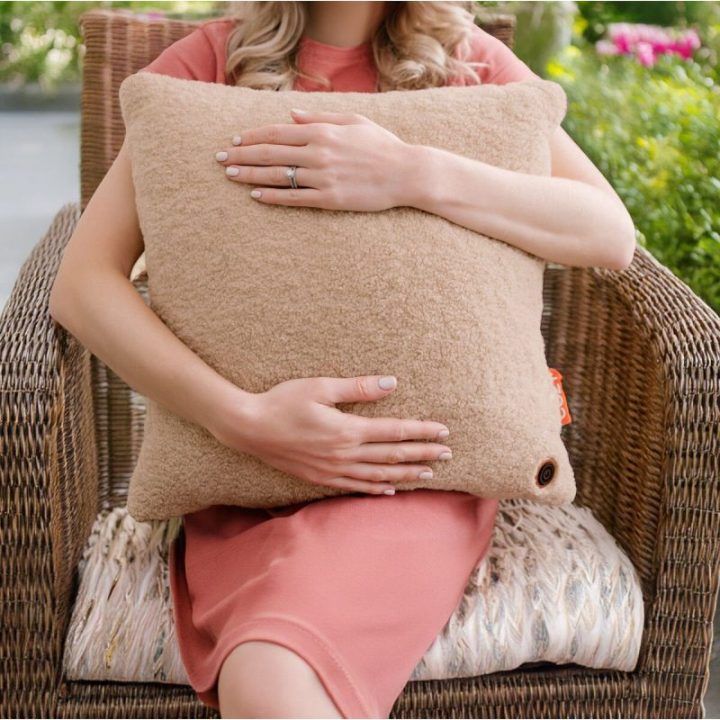 Bodi-Tek COZY Una šildanti komforto pagalvėlė 45 x 45 cm, šviesiai ruda