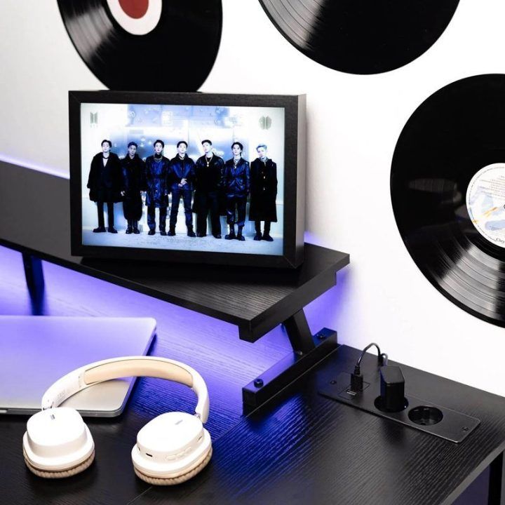 BTS dekoratyvinis LED rėmelis 20×28 cm