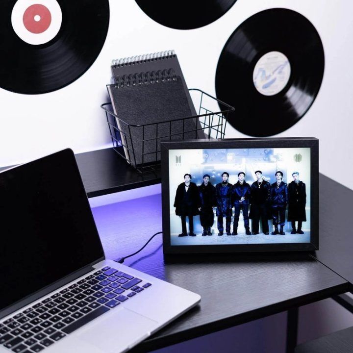 BTS dekoratyvinis LED rėmelis 20×28 cm