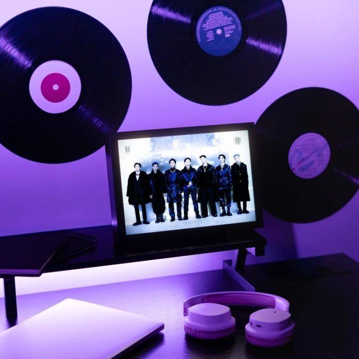 BTS dekoratyvinis LED rėmelis 20×28 cm