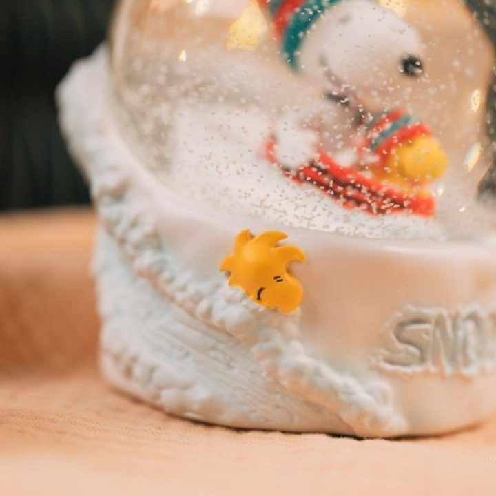 Snoopy stiklo sniego burbulas dovanų dėžutėje