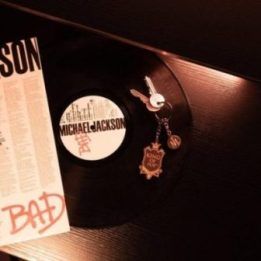 Michael Jackson raktų pakabukas su „King of Pop“ motyvu