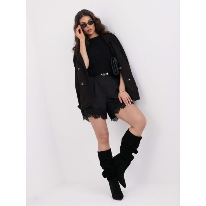 Juoda moteriška striukė su diržu