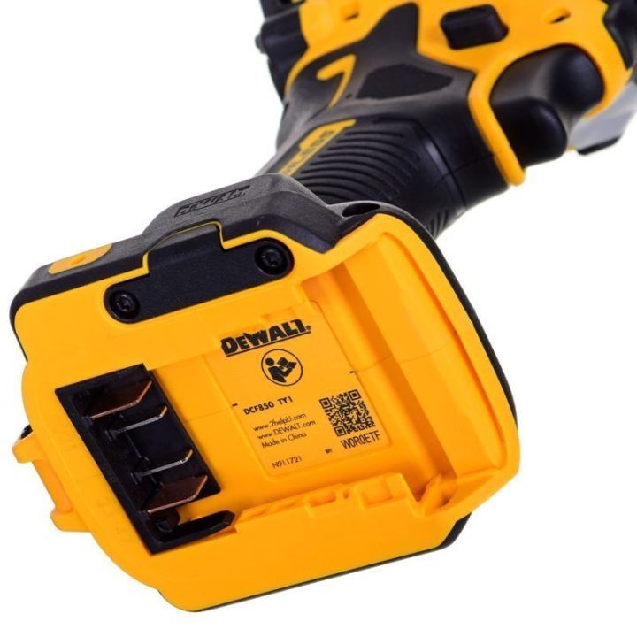 Smūginis veržliasukis DeWalt 18V su 2 akumuliatoriais 5,0 Ah