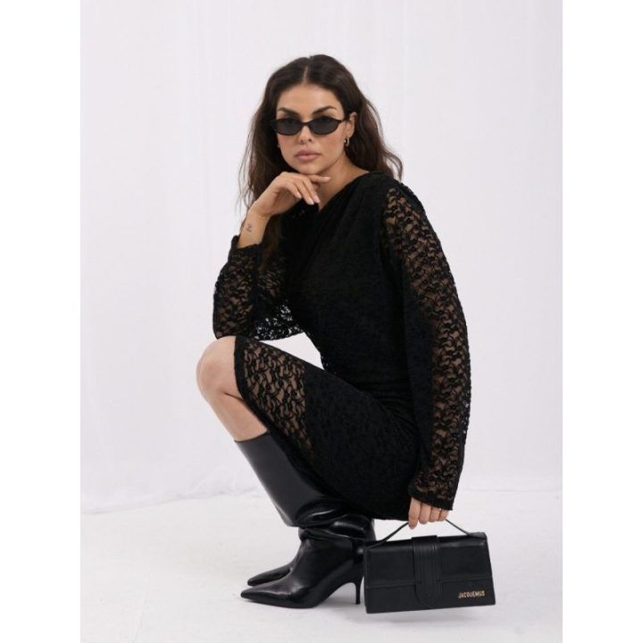 Juoda elegantiška mini suknelė su nėriniuotomis rankovėmis