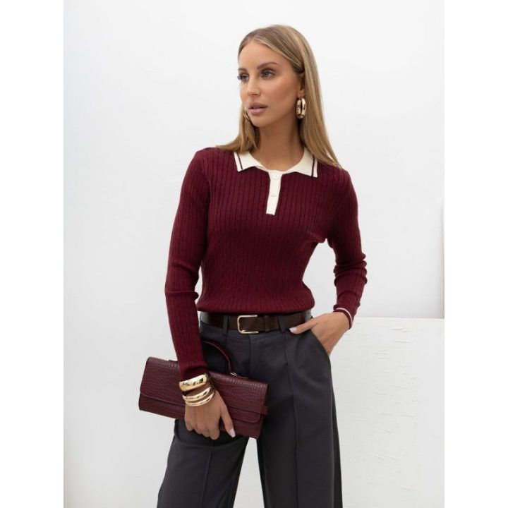 Bordo megztinis su baltu polo tipo apykaklės užbaigimu
