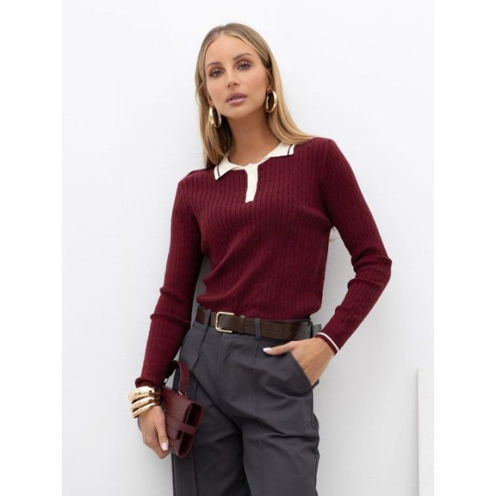 Bordo megztinis su baltu polo tipo apykaklės užbaigimu