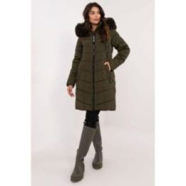 Moteriška ilga striukė su kailiniu gobtuvu – žalia