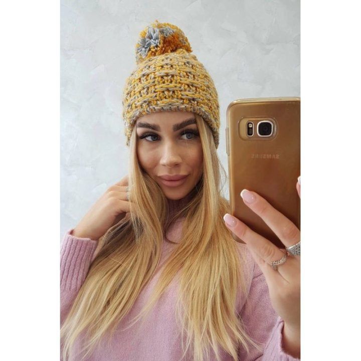 Moteriška žieminė kepurė su bumbulu ir fliso pamušalu Fiona, garstyčių spalvos