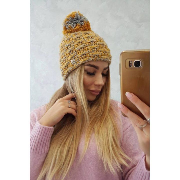 Moteriška žieminė kepurė su bumbulu ir fliso pamušalu Fiona, garstyčių spalvos