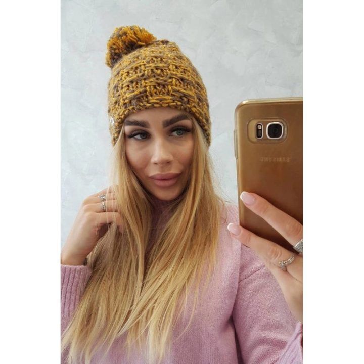 Moteriška žieminė kepurė su fliso pamušalu ir bumbulu Fiona, garstyčių spalvos