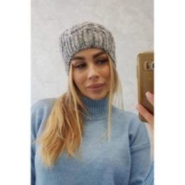 Moteriška žieminė kepurė su bumbulu ir fliso pamušalu Adela, šviesiai violetinė