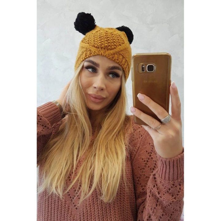 Moteriška žieminė kepurė su dviem bumbulais ir fliso pamušalu, garstyčių spalvos