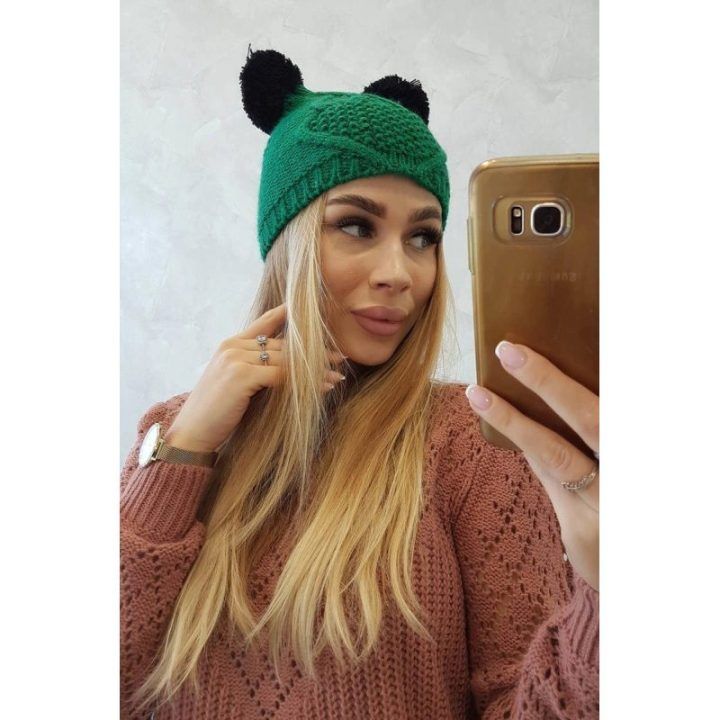 Moteriška žieminė kepurė su dviem bumbulais ir fliso pamušalu, žalia