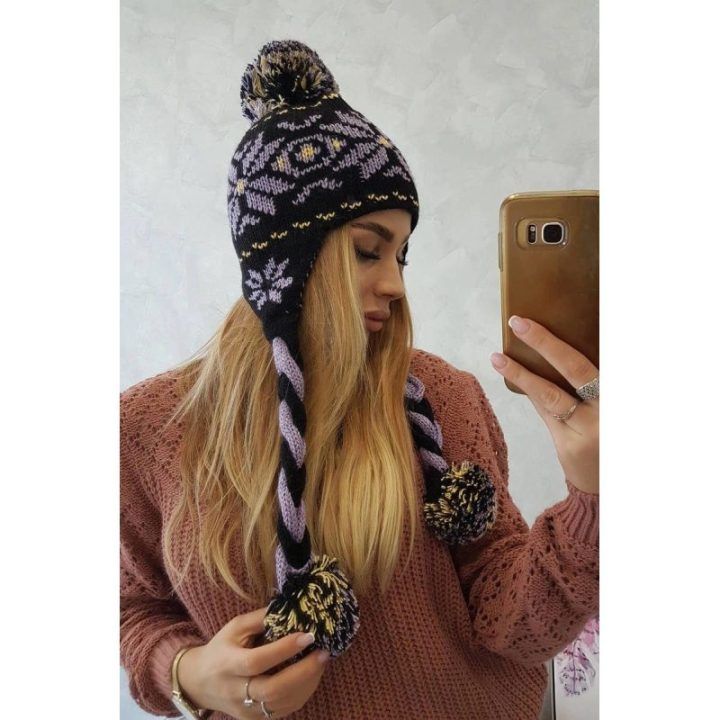Moteriška žieminė kepurė su pynių raštu ir bumbulais Fabia, juoda / violetinė