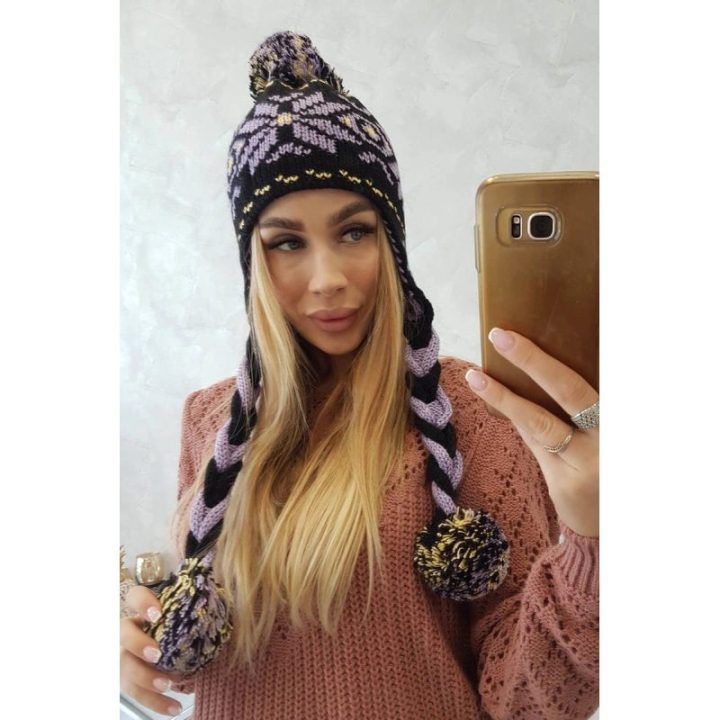 Moteriška žieminė kepurė su pynių raštu ir bumbulais Fabia, juoda / violetinė