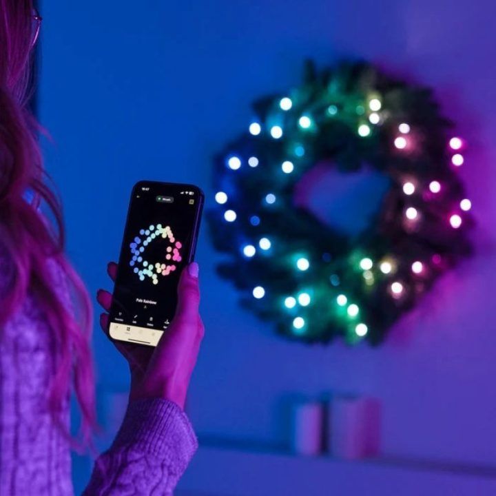 Kalėdinis vainikas su 50 RGB LED ir žaliu laidu Twinkly Regal, 60 cm, įvairiaspalvis