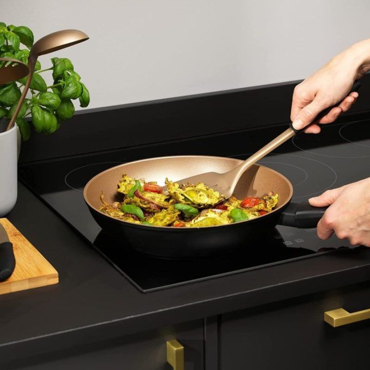 Keptuvė su nepridegančia danga Russell Hobbs Opulence, 24 cm, juoda ir aukso spalvos
