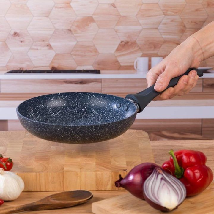 Keptuvė su nepridegančia danga Russell Hobbs Nightfall, 20 cm, mėlyno marmuro spalvos