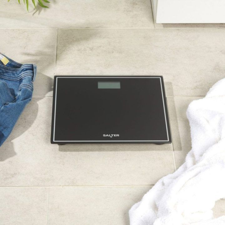 Elektroninės kūno svarstyklės su grūdinto stiklo platforma Salter, 150 kg, juodos