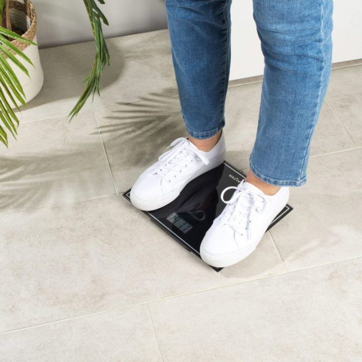 Elektroninės kūno svarstyklės su grūdinto stiklo platforma Salter, 150 kg, juodos