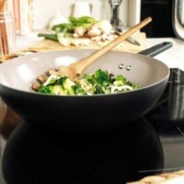 Wok keptuvė su keramine nepridegančia danga Salter, 28 cm