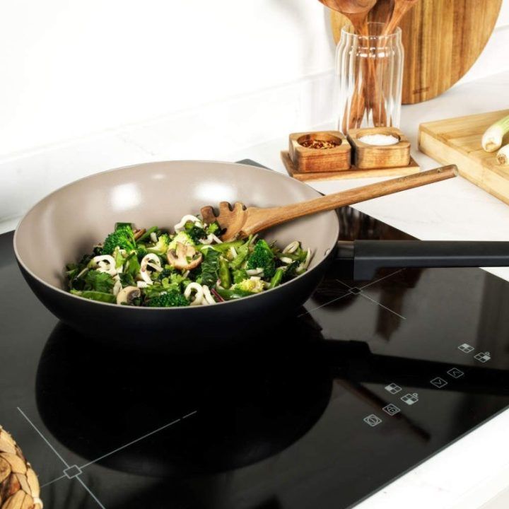 Wok keptuvė su keramine nepridegančia danga Salter, 28 cm