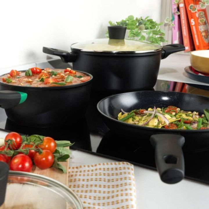 Puodas su keramine nelimpančia danga Russell Hobbs Verde, 18 cm