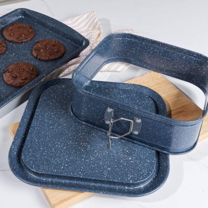 Kvadratinė atsegama kepimo forma su sandariu dugnu Russell Hobbs Nightfall Stone, 27 cm