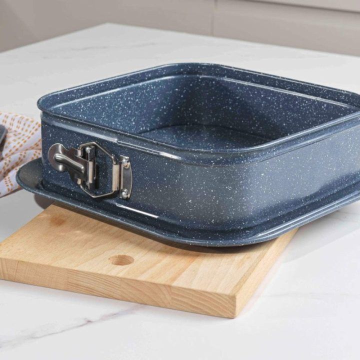 Kvadratinė atsegama kepimo forma su sandariu dugnu Russell Hobbs Nightfall Stone, 27 cm