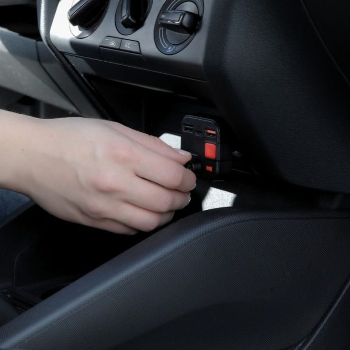 FM siųstuvas ir automobilinis įkroviklis SAVIO TR-15
