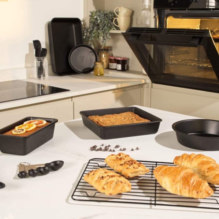Kepimo forma duonai su nepridegančia danga Salter Bakes, 27 cm, juoda