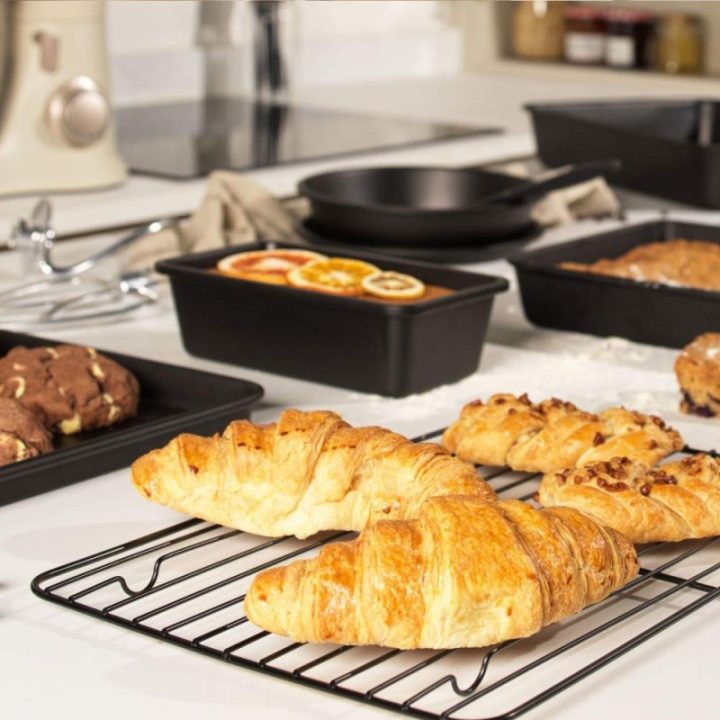 Kepimo forma duonai su nepridegančia danga Salter Bakes, 27 cm, juoda