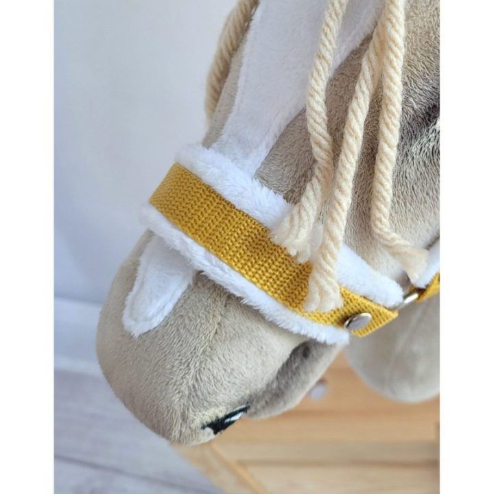 Hobby horse apynasris (kantaras) su pavadžiu, A3, baltas su baltu kailiuku, pavadys baltas ir medaus geltonumo - Super Hobby Hor