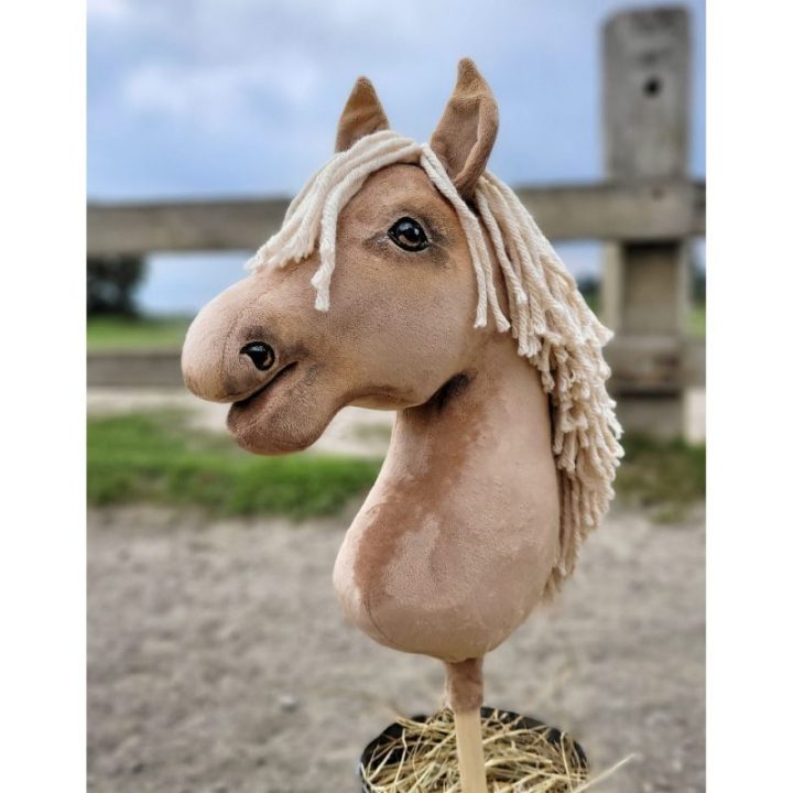 Hobby horse žirgas ant lazdos A3, palomino (auksinis su šviesiais karčiais) - Super Hobby Horse Premium