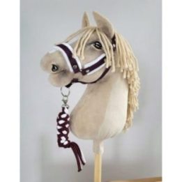 Hobby horse priedų komplektas: apynasris (kantaras) ir pavadys, A3, baltas su baltu kailiuku, pavadys baltas ir slyvinės spalvos