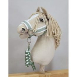 Hobby horse apynasris (kantaras) su pavadžiu, A3, baltas su baltu kailiuku, baltas ir šalavijų žalios spalvos - Super Hobby Hors
