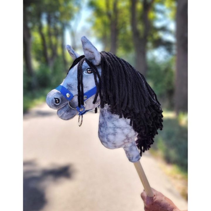 Hobby horse žirgas ant lazdos A4, obuoliuotas širmas (pilkas), juodi karčiai - Super Hobby Horse Premium