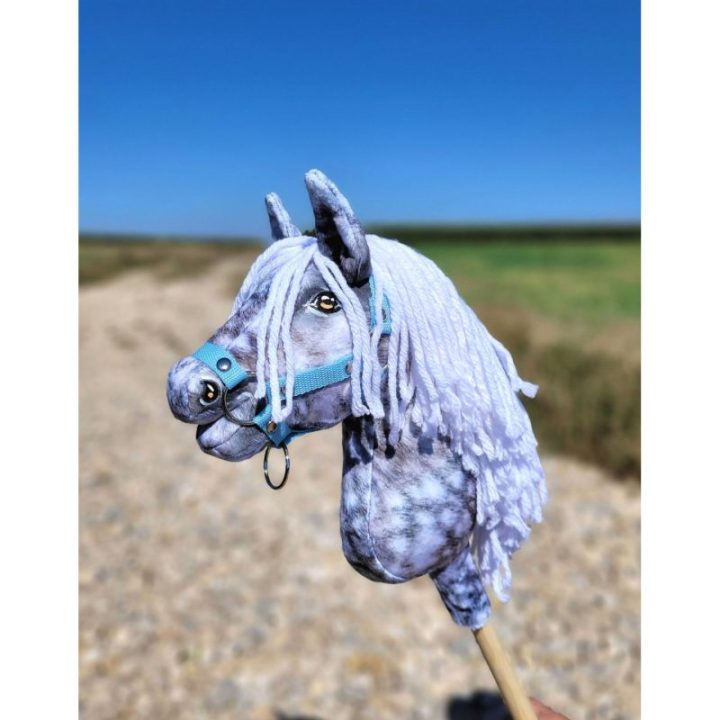 Hobby horse žirgas ant lazdos A4, obuoliuotas širmas, balti karčiai - Super Hobby Horse Premium