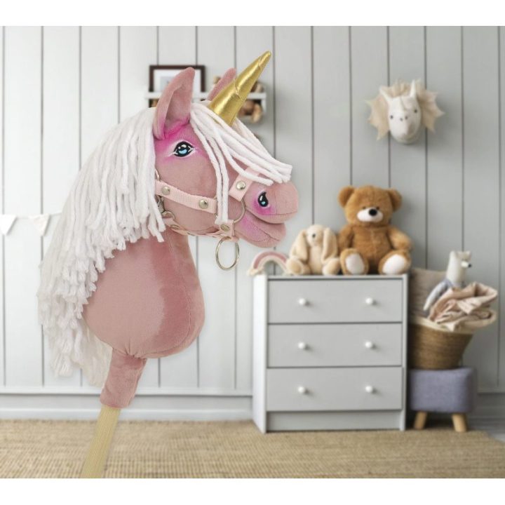Hobby horse vienaragis ant lazdos A4, rožinis, su baltais karčiais ir auksiniu ragu - Super Hobby Horse Premium
