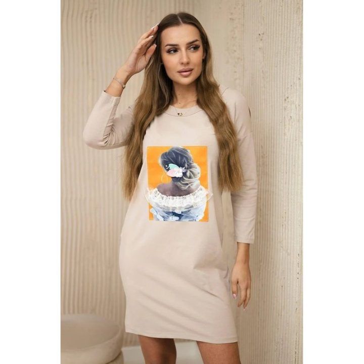 Medvilninė suknelė su 3D merginos grafika, smėlio