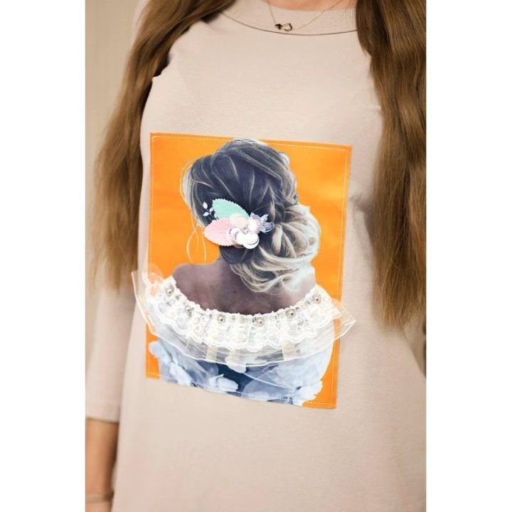 Medvilninė suknelė su 3D merginos grafika, smėlio