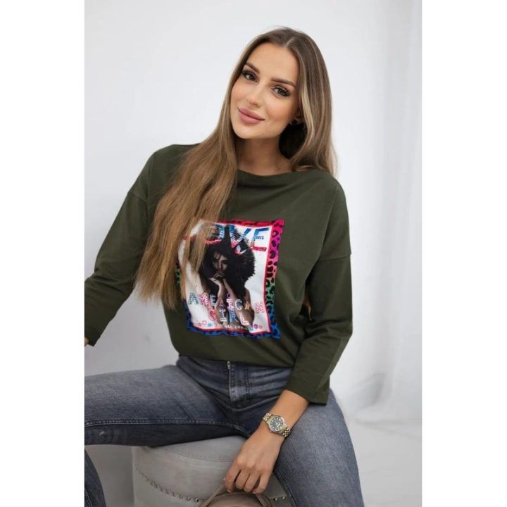 Moteriška medvilninė palaidinė su „American Girl“ grafika, chaki