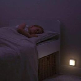 Naktinis LED šviestuvas su jutikliu Cloud B Cube B, 7 × 7 × 7 cm