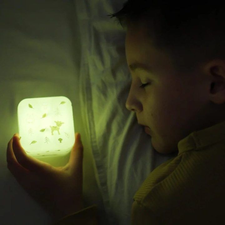 Naktinis LED šviestuvas su jutikliu Cloud B Cube B, 7 × 7 × 7 cm