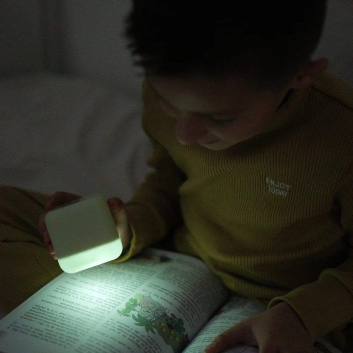 Naktinis LED šviestuvas su jutikliu Cloud B Cube B, 7 × 7 × 7 cm