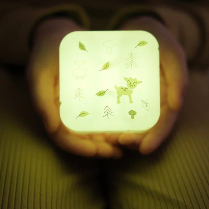 Naktinis LED šviestuvas su jutikliu Cloud B Cube B, 7 × 7 × 7 cm