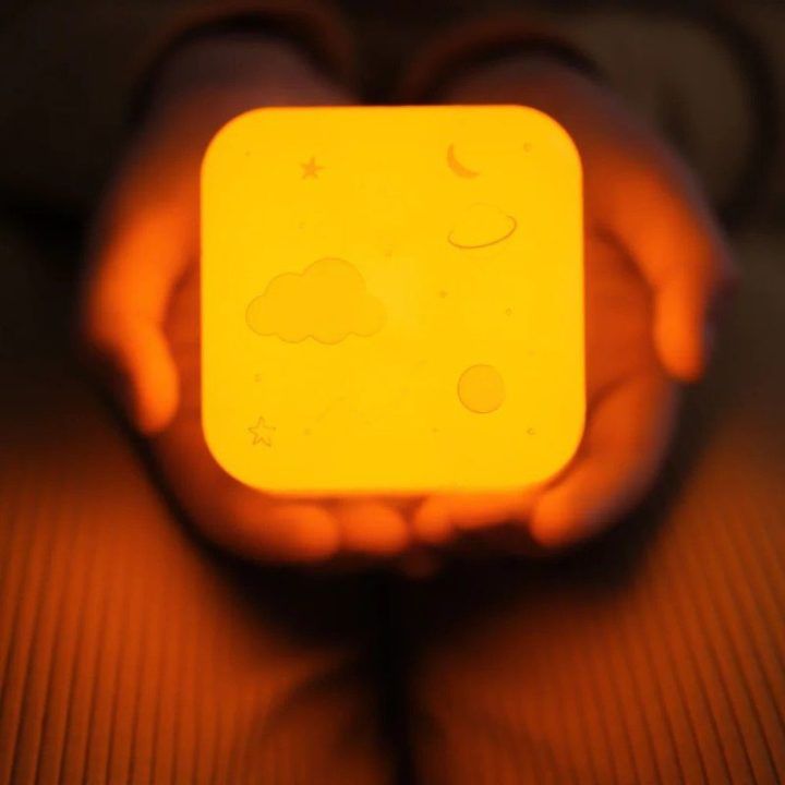 Nešiojama naktinė lemputė su kosmoso raštu Cloud B Cube B