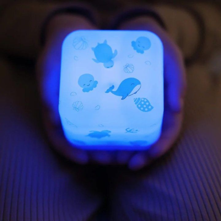 Nešiojama naktinė lempa Cloud B Cube B, 7 × 7 × 7 cm